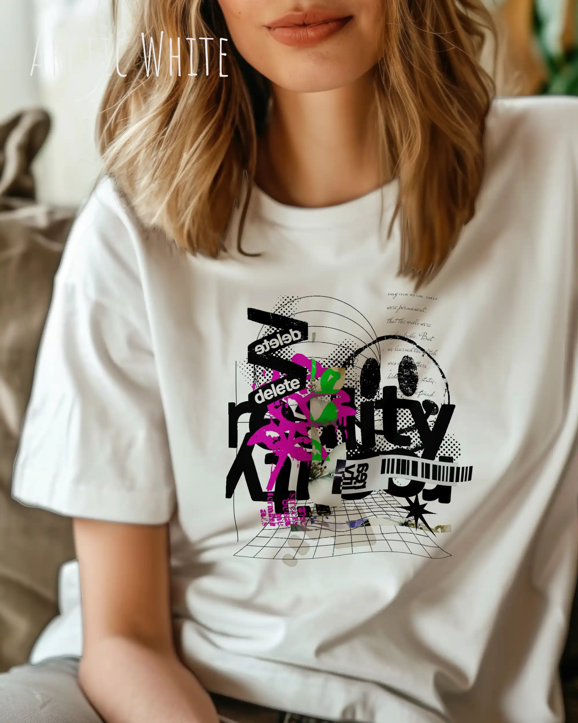 Frau trägt das leichte Sommer T-Shirt aus Baumwolle AWDis 150 T in der Farbe ARCTIC WHITE mit dem Design DELETE REALITY auf der Brust.