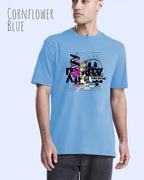 Mann trägt das leichte Sommer T-Shirt aus Baumwolle AWDis 150 T in der Farbe CORNFLOWER BLUE mit dem Design DELETE REALITY auf der Brust.