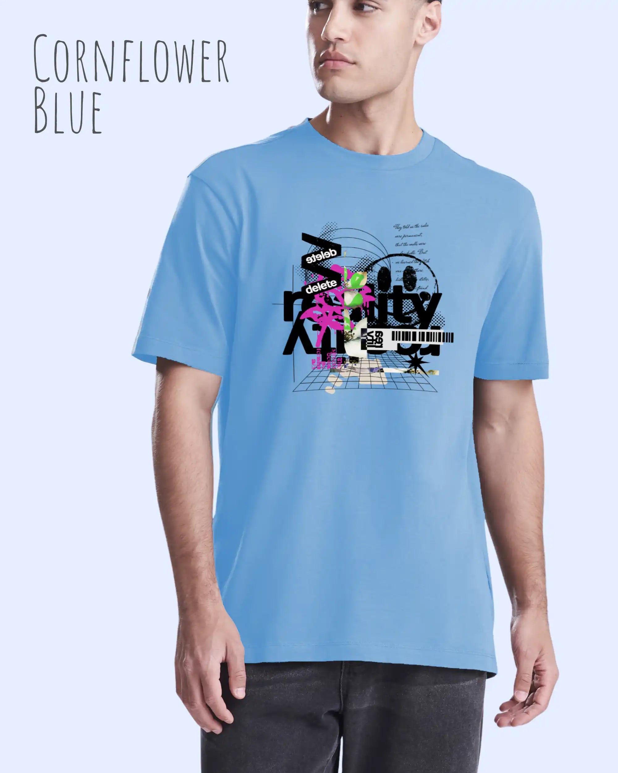 Mann trägt das leichte Sommer T-Shirt aus Baumwolle AWDis 150 T in der Farbe CORNFLOWER BLUE mit dem Design DELETE REALITY auf der Brust.