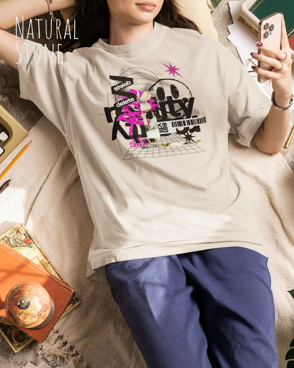 Junge Frau  trägt das Heavyweight Oversized T-Shirt AWDis 240 T in der Farbe arctic white mit dem Design DELETE REALITY auf der Brust.