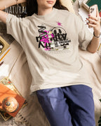 Junge Frau  trägt das Heavyweight Oversized T-Shirt AWDis 240 T in der Farbe arctic white mit dem Design DELETE REALITY auf der Brust.