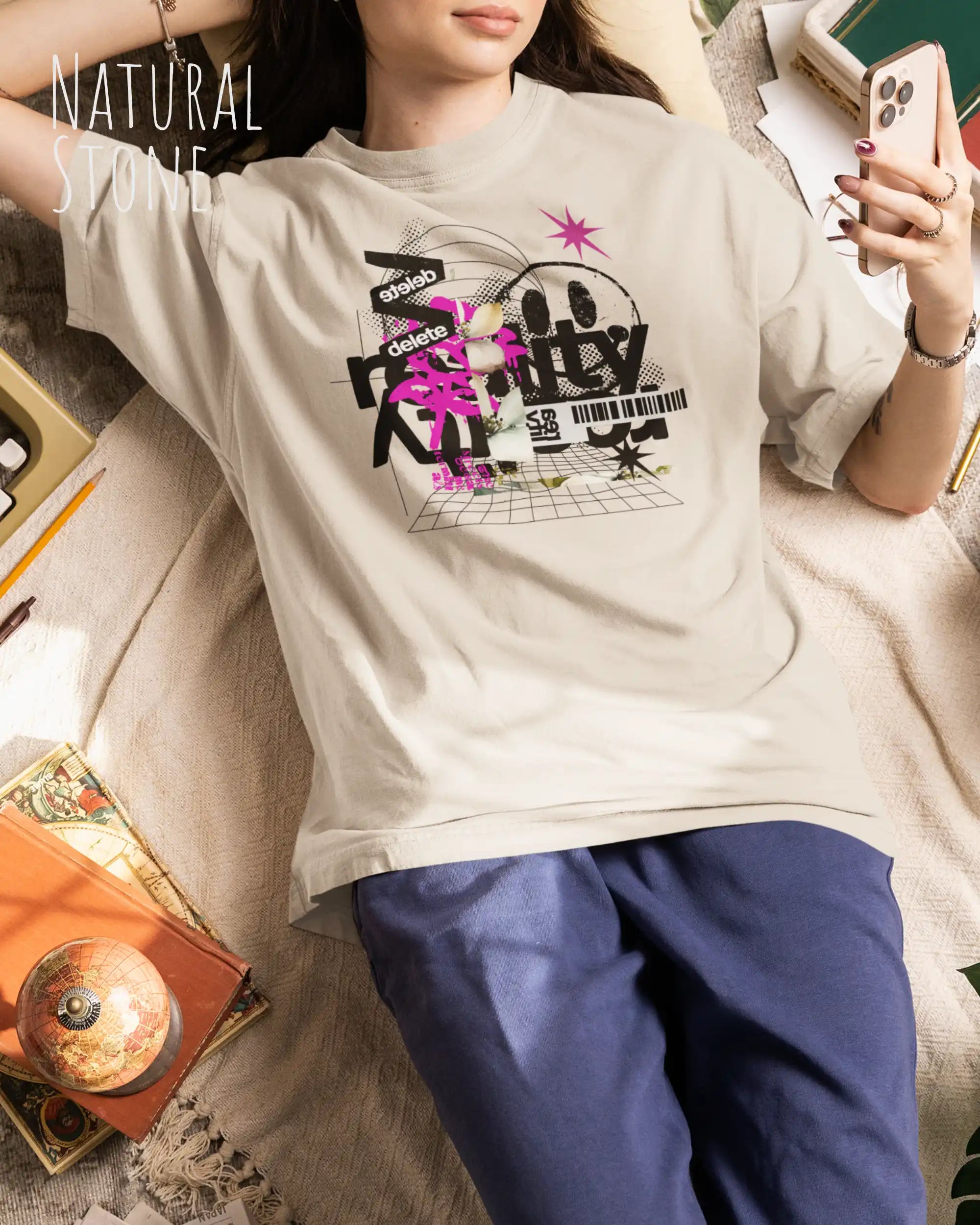 Junge Frau  trägt das Heavyweight Oversized T-Shirt AWDis 240 T in der Farbe arctic white mit dem Design DELETE REALITY auf der Brust.
