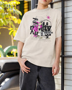 Junger Mann trägt das Heavyweight Oversized T-Shirt AWDis 240 T in der Farbe arctic white mit dem Design DELETE REALITY auf der Brust.
