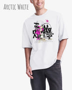 Mann trägt das Heavyweight Oversized T-Shirt AWDis 240 T in der Farbe arctic white mit dem Design DELETE REALITY auf der Brust.