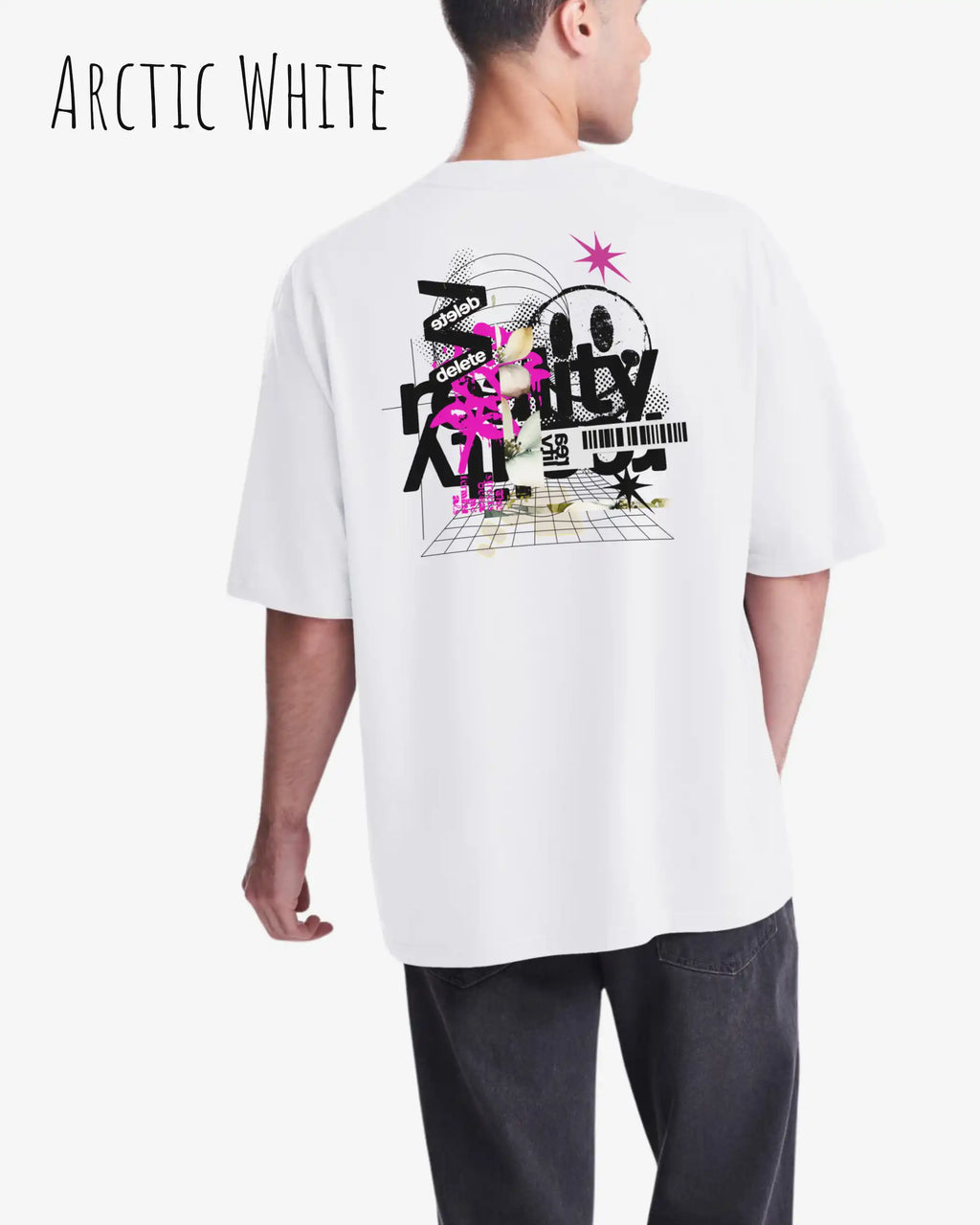 Mann trägt das Heavyweight Oversized T-Shirt AWDis 240 T in der Farbe arctic white mit dem mutigen Design DELETE REALITY auf dem Rücken