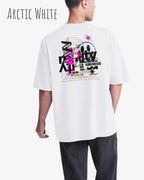 Mann trägt das Heavyweight Oversized T-Shirt AWDis 240 T in der Farbe arctic white mit dem mutigen Design DELETE REALITY auf dem Rücken