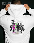 Mann trägt basic hoodie aus weicher baumwollmischung in farbe arctic white mit delete reality motiv auf dem rücken