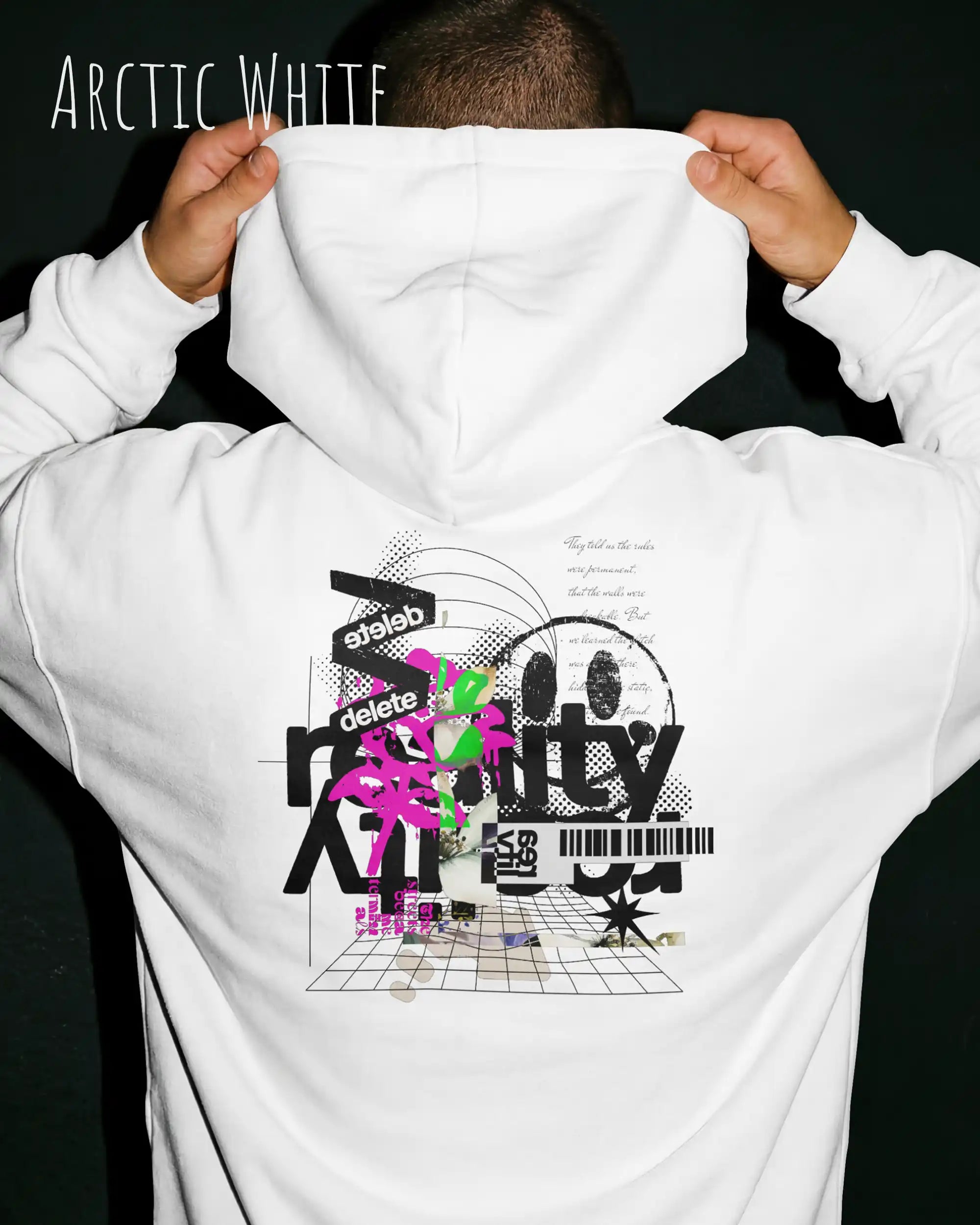 Mann trägt basic hoodie aus weicher baumwollmischung in farbe arctic white mit delete reality motiv auf dem rücken