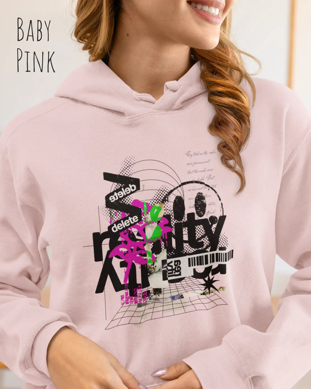 frau trägt basic hoodie aus weicher baumwollmischung in farbe baby pink mit delete reality motiv auf der Brust