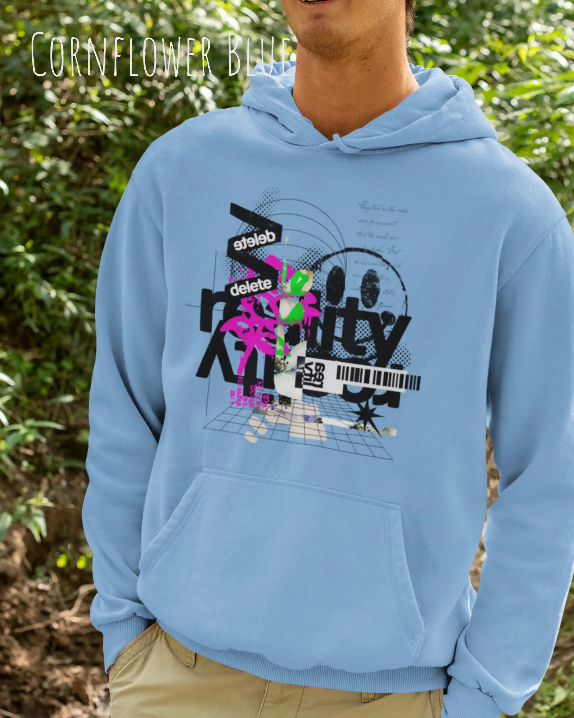 Mann trägt basic hoodie aus weicher baumwollmischung in farbe cornflower blue mit delete reality motiv auf der Brust