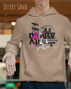 Mann trägt basic hoodie aus weicher baumwollmischung in farbe desert sand mit delete reality motiv auf der Brust