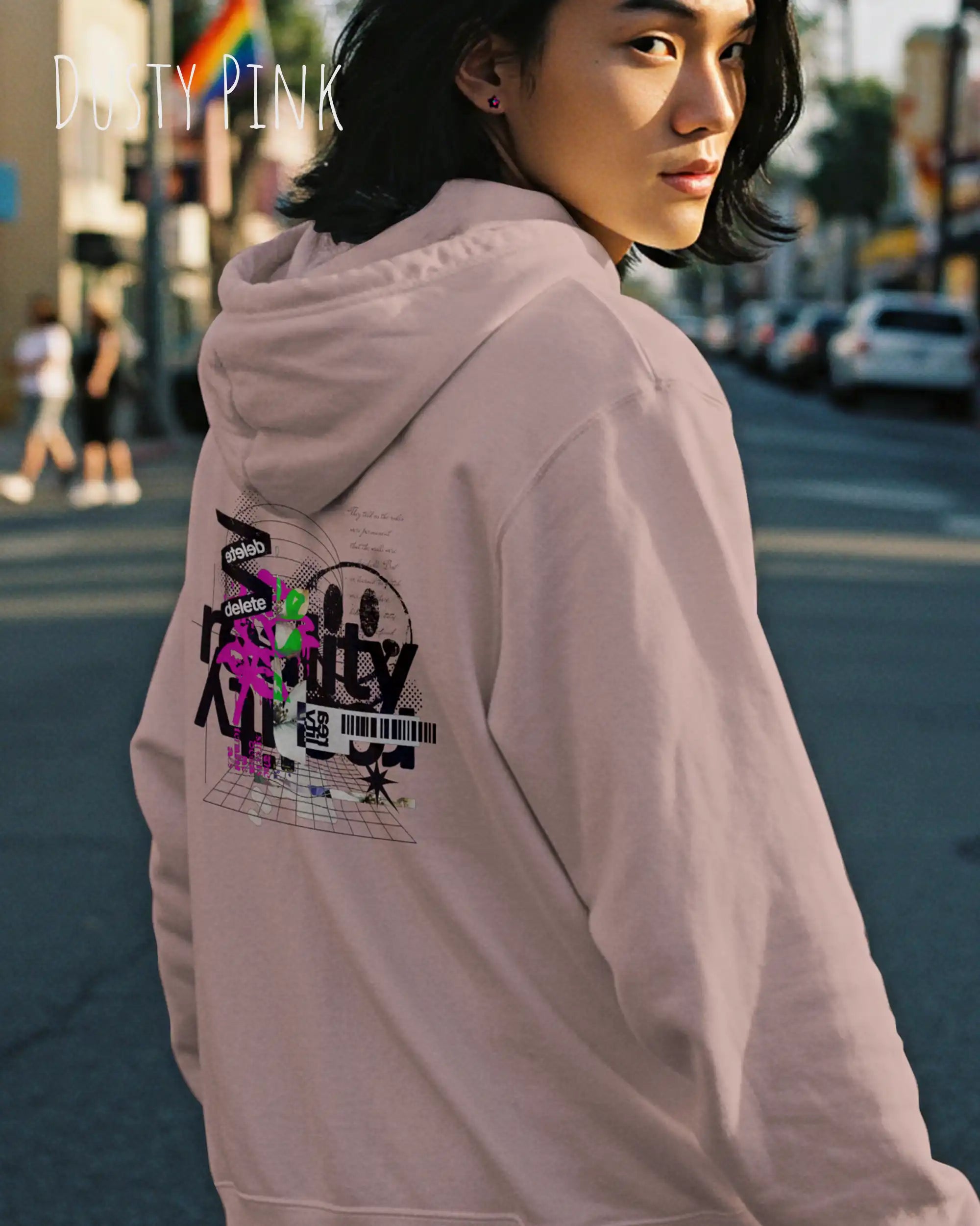 frau trägt basic hoodie aus weicher baumwollmischung in farbe dusty pink mit delete reality motiv auf dem rücken