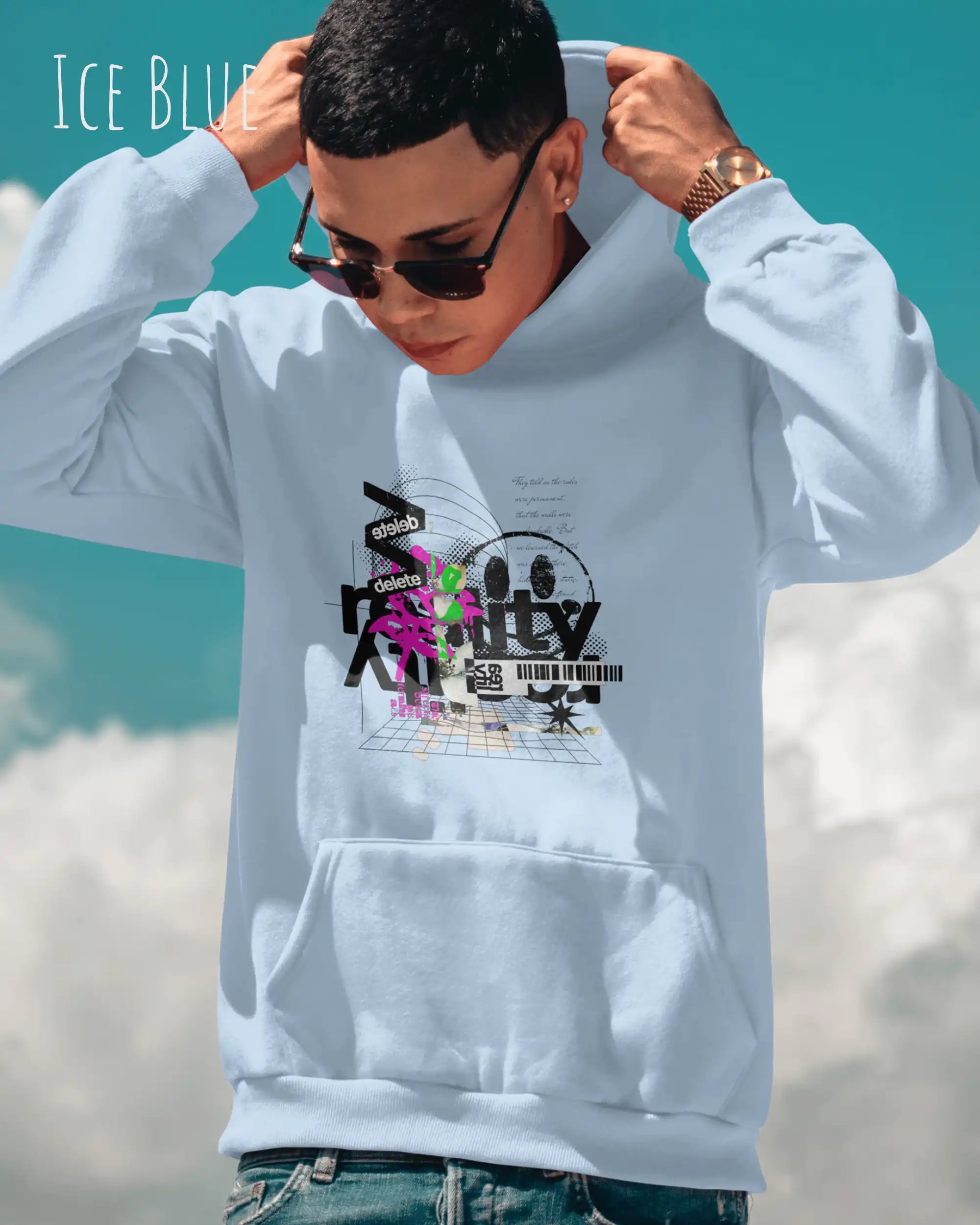 Mann trägt basic hoodie aus weicher baumwollmischung in farbe ice blue mit delete reality motiv auf der Brust