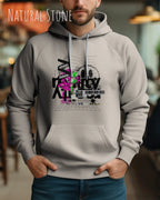 Mann trägt basic hoodie aus weicher baumwollmischung in farbe natural stone mit delete reality motiv auf der Brust