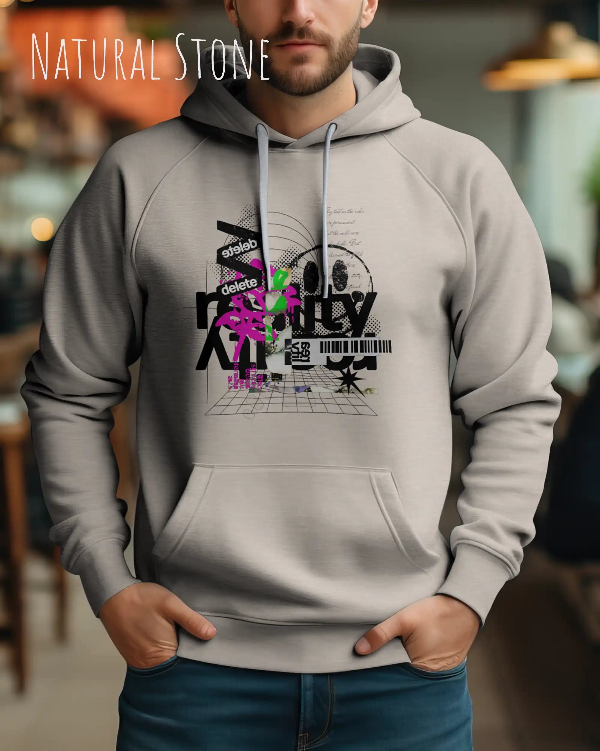 Mann trägt basic hoodie aus weicher baumwollmischung in farbe natural stone mit delete reality motiv auf der Brust