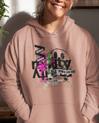 frau trägt basic hoodie aus weicher baumwollmischung in farbe nude mit delete reality motiv auf der Brust