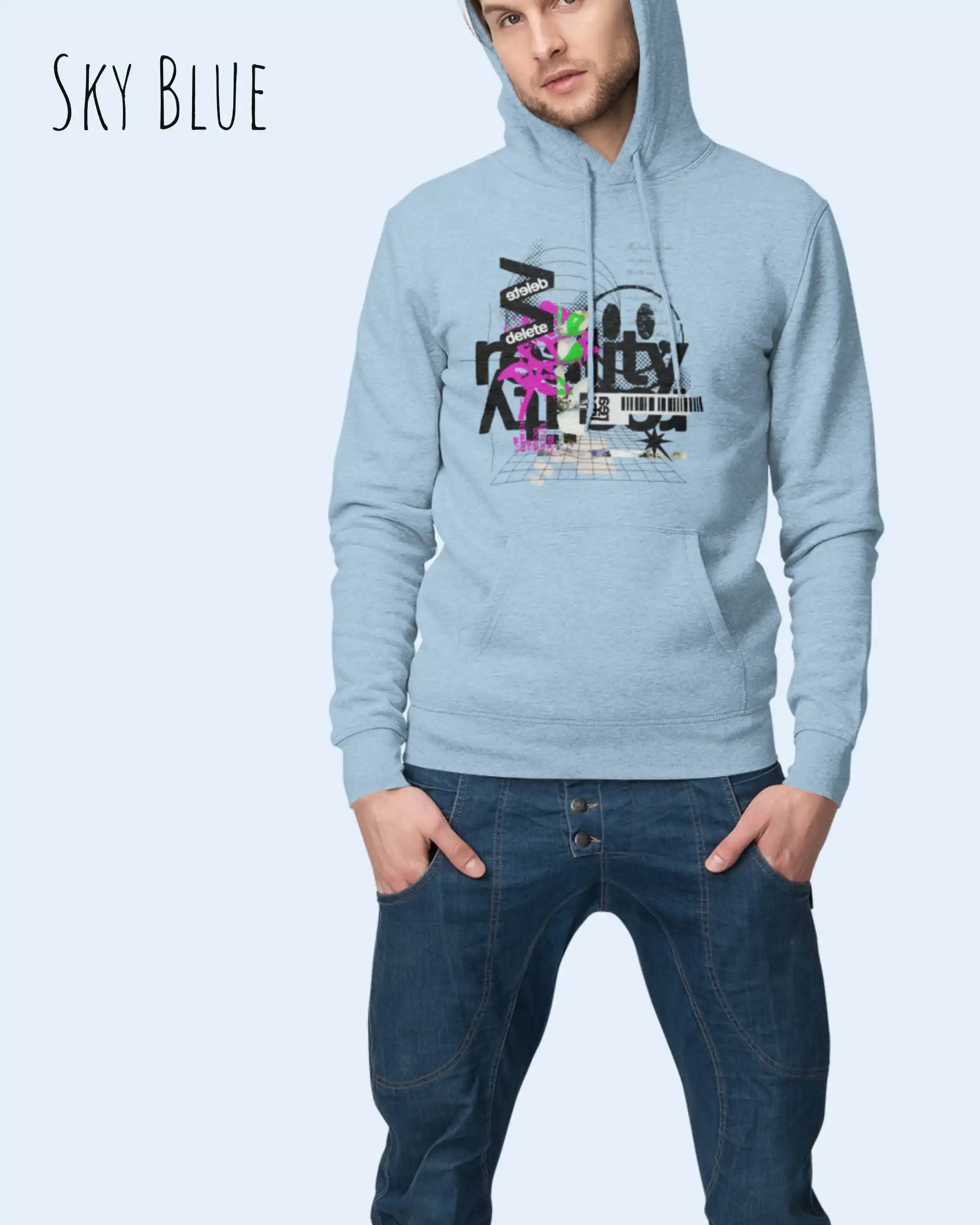 Mann trägt basic hoodie aus weicher baumwollmischung in farbe sky blue mit delete reality motiv auf der Brust