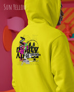 Mann trägt basic hoodie aus weicher baumwollmischung in farbe sun yellow mit delete reality motiv auf dem rücken