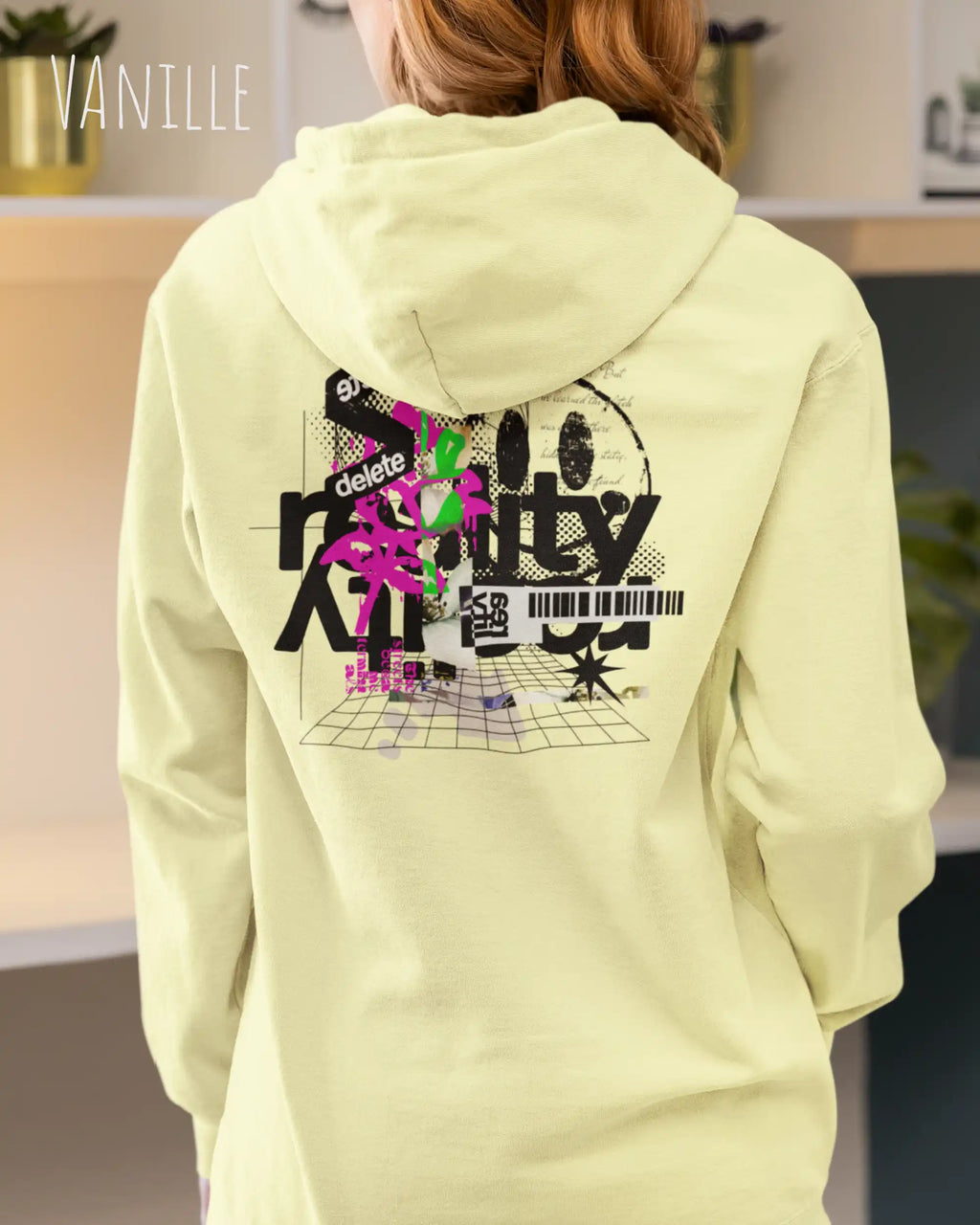frau trägt basic hoodie aus weicher baumwollmischung in farbe Vanille mit delete reality motiv auf dem rücken