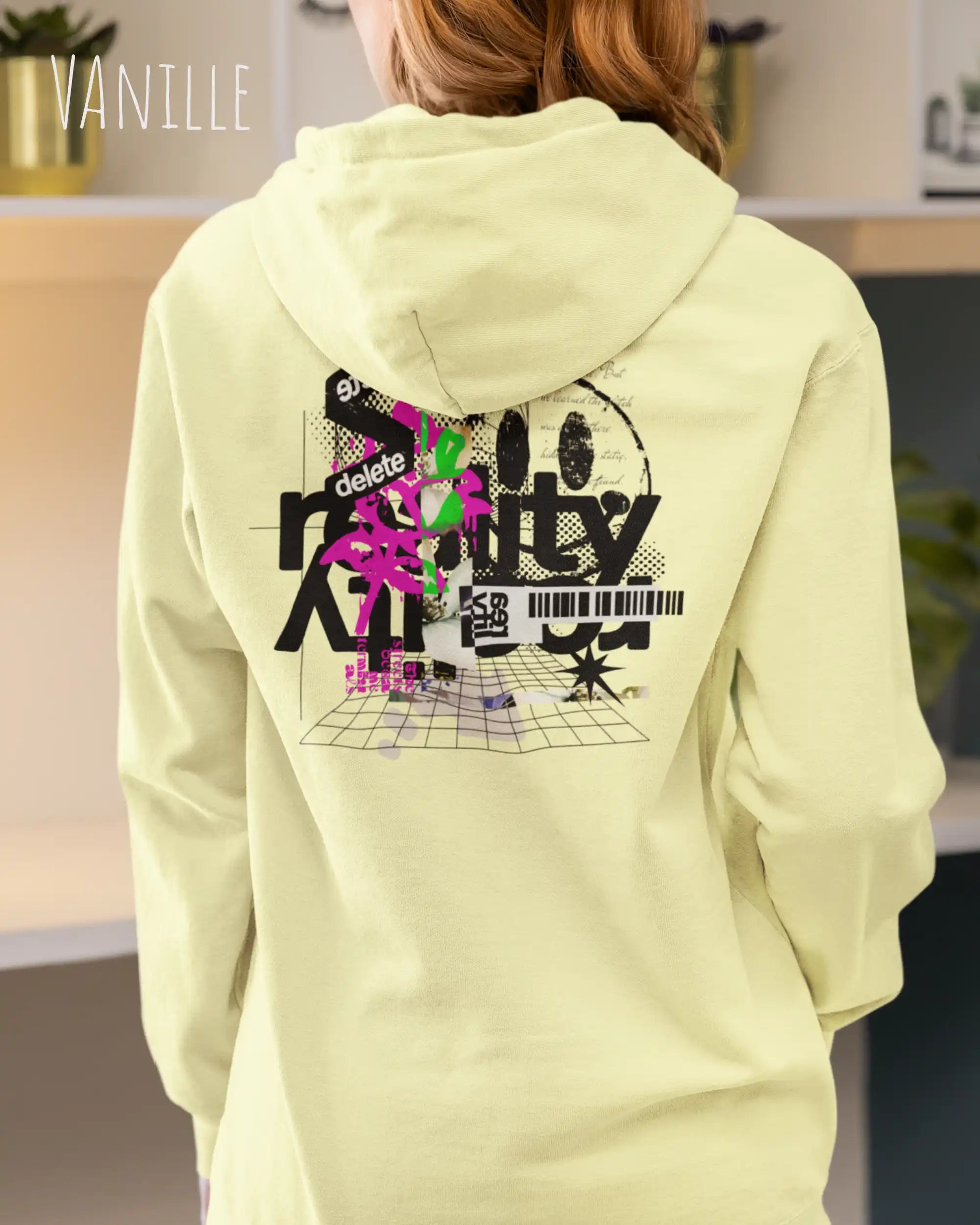 frau trägt basic hoodie aus weicher baumwollmischung in farbe Vanille mit delete reality motiv auf dem rücken