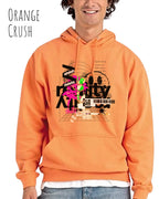 Mann trägt basic hoodie aus weicher baumwollmischung in farbe orange crush mit delete reality motiv auf der Brust