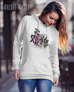 Frau trägt hoodie im feminine fit aus weicher baumwollmischung in farbe arctic white mit delete reality motiv auf der Brust