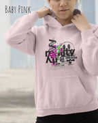 Frau trägt hoodie im feminine fit aus weicher baumwollmischung in farbe baby pink mit delete reality motiv auf der Brust
