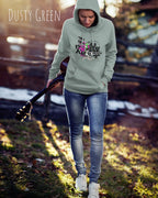 Frau trägt hoodie im feminine fit aus weicher baumwollmischung in farbe dusty green mit delete reality motiv auf der Brust