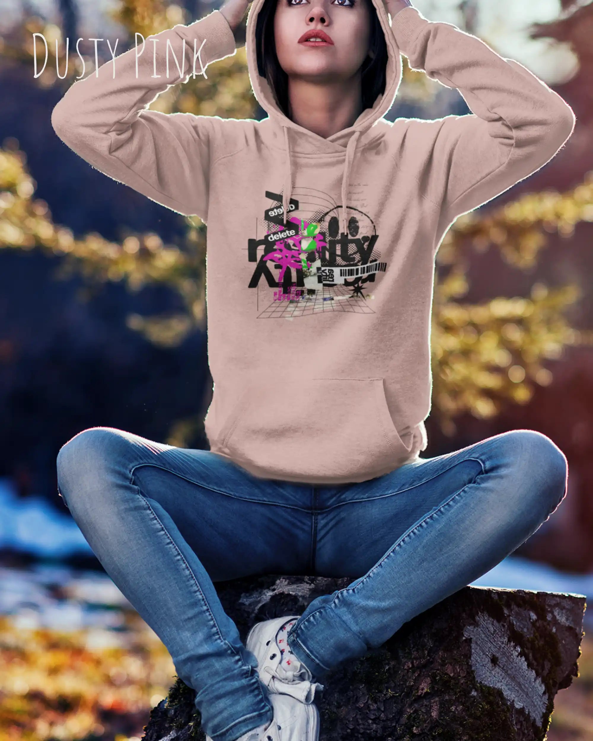 junge Frau trägt hoodie im feminine fit aus weicher baumwollmischung in farbe dusty pink mit delete reality motiv auf der Brust