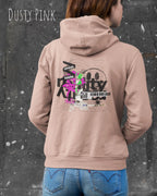 Frau trägt hoodie im feminine fit aus weicher baumwollmischung in farbe dusty pink mit delete reality motiv hinten