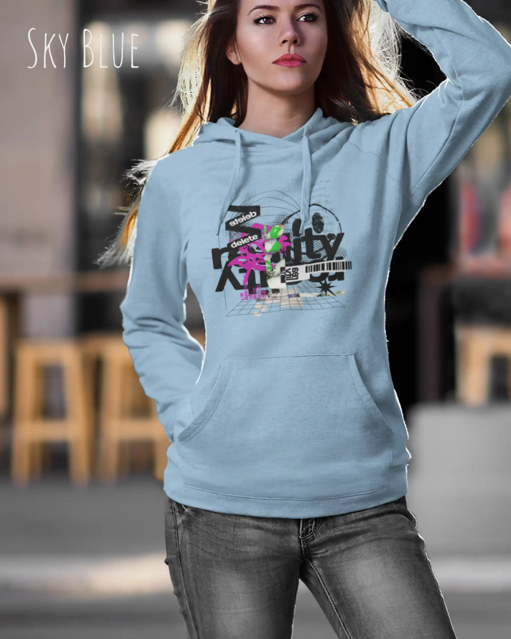 Frau trägt hoodie im feminine fit aus weicher baumwollmischung in farbe sky blue mit delete reality motiv auf der Brust
