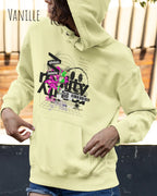 Frau trägt hoodie im feminine fit aus weicher baumwollmischung in farbe Vanille mit delete reality motiv auf der Brust