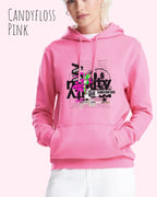 Frau trägt hoodie im feminine fit aus weicher baumwollmischung in farbe candyfloss pink mit delete reality motiv vorne
