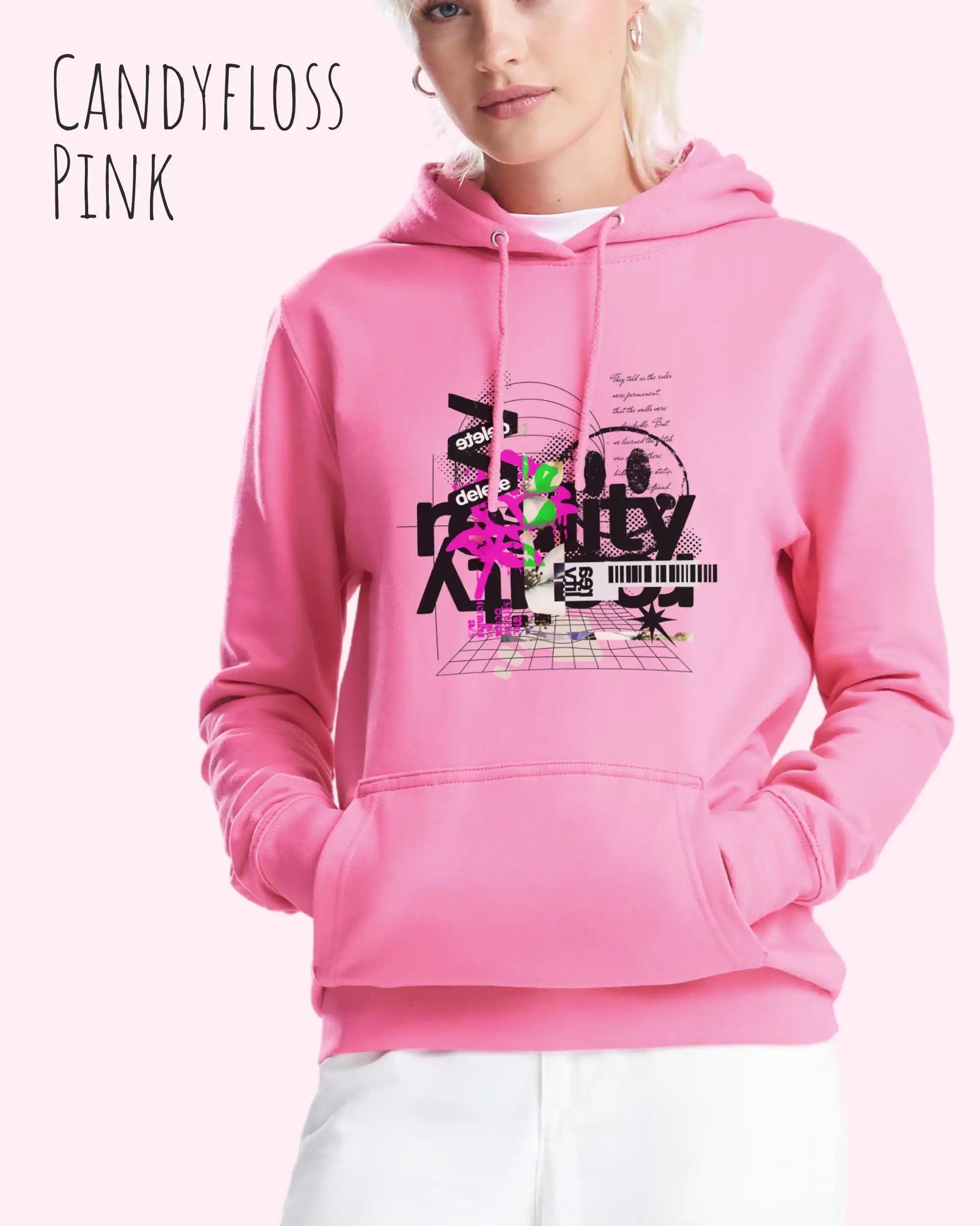 Frau trägt hoodie im feminine fit aus weicher baumwollmischung in farbe candyfloss pink mit delete reality motiv vorne