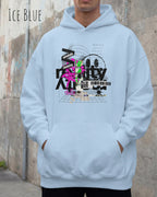 Mann trägt streetwear hoodie im oversize fit in farbe ice blue mit delete reality motiv auf der Brust