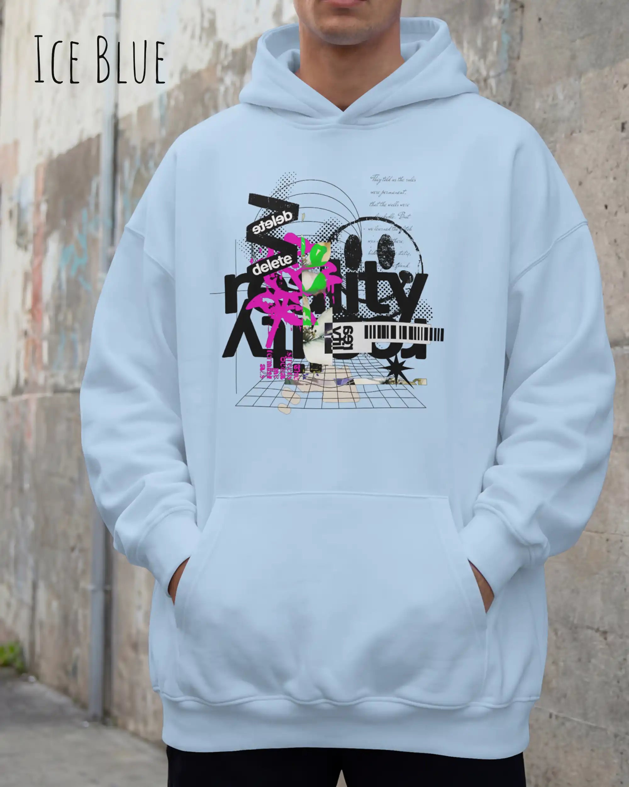 Mann trägt streetwear hoodie im oversize fit in farbe ice blue mit delete reality motiv auf der Brust