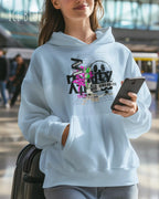 frau trägt streetwear hoodie im oversize fit in farbe ice blue mit delete reality motiv auf der Brust