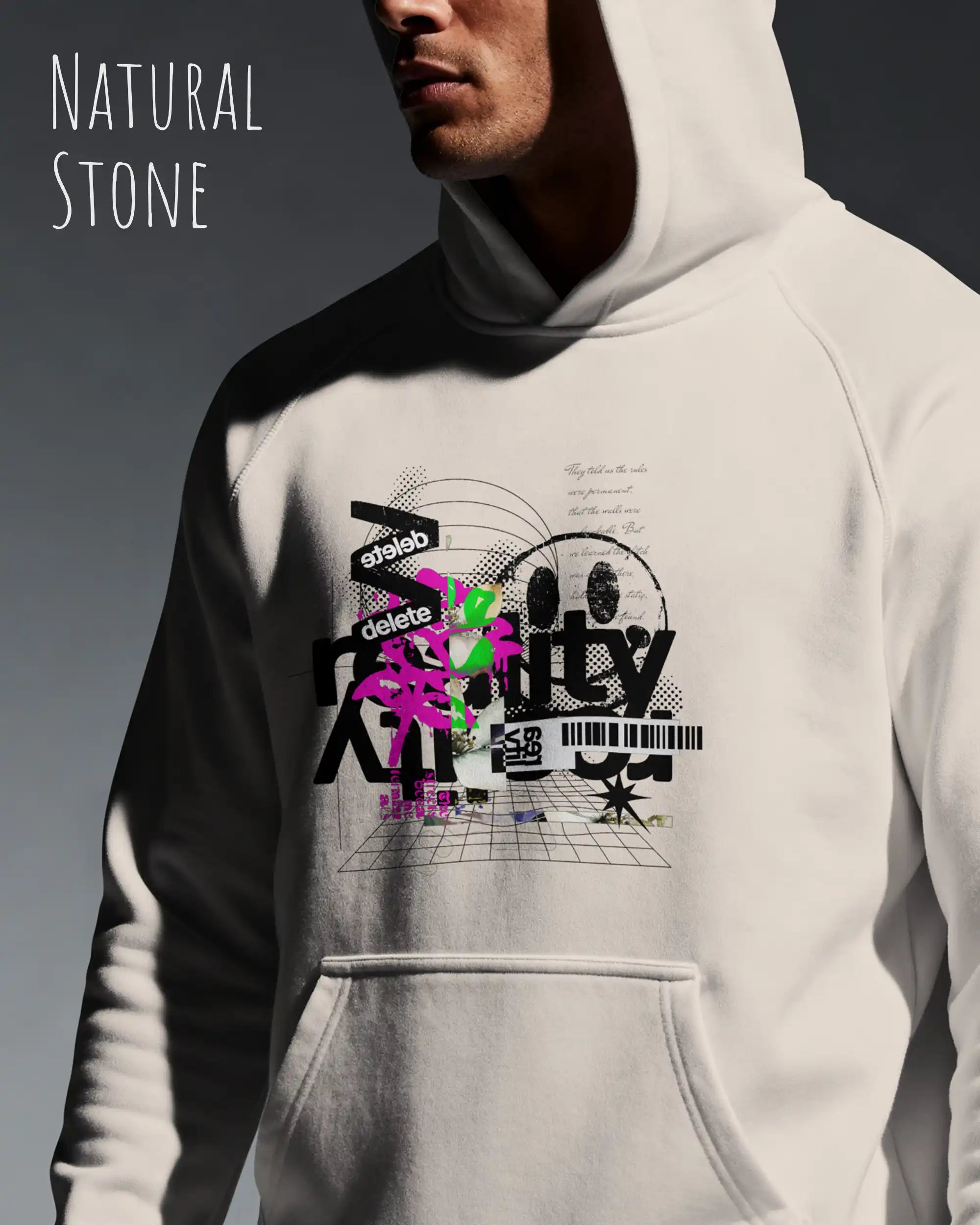 Mann trägt streetwear hoodie im oversize fit in farbe natural stone mit delete reality motiv auf der Brust