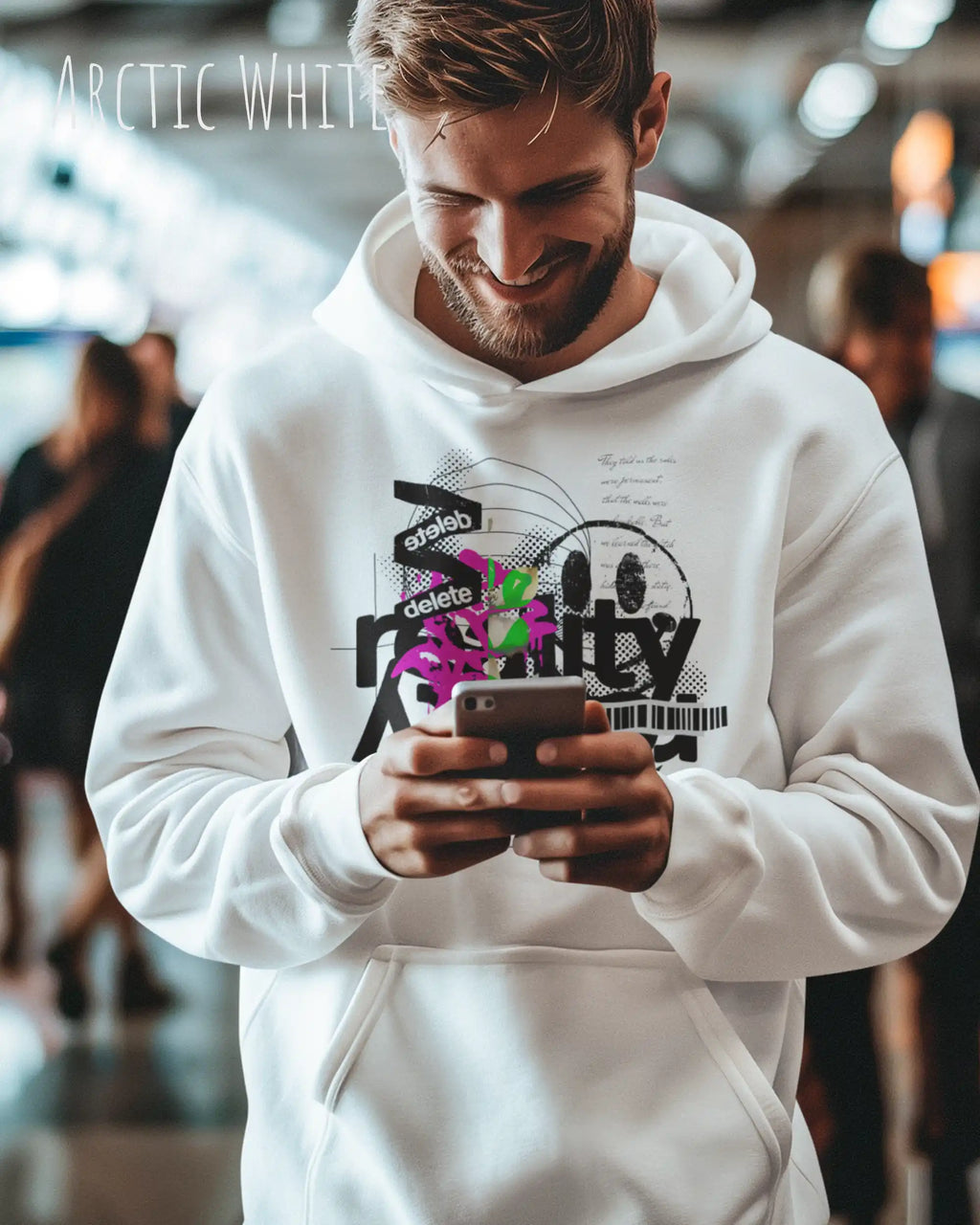 Mann trägt streetwear hoodie im oversize fit in farbe arctic white mit delete reality motiv auf der Brust