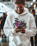 Mann trägt streetwear hoodie im oversize fit in farbe arctic white mit delete reality motiv auf der Brust