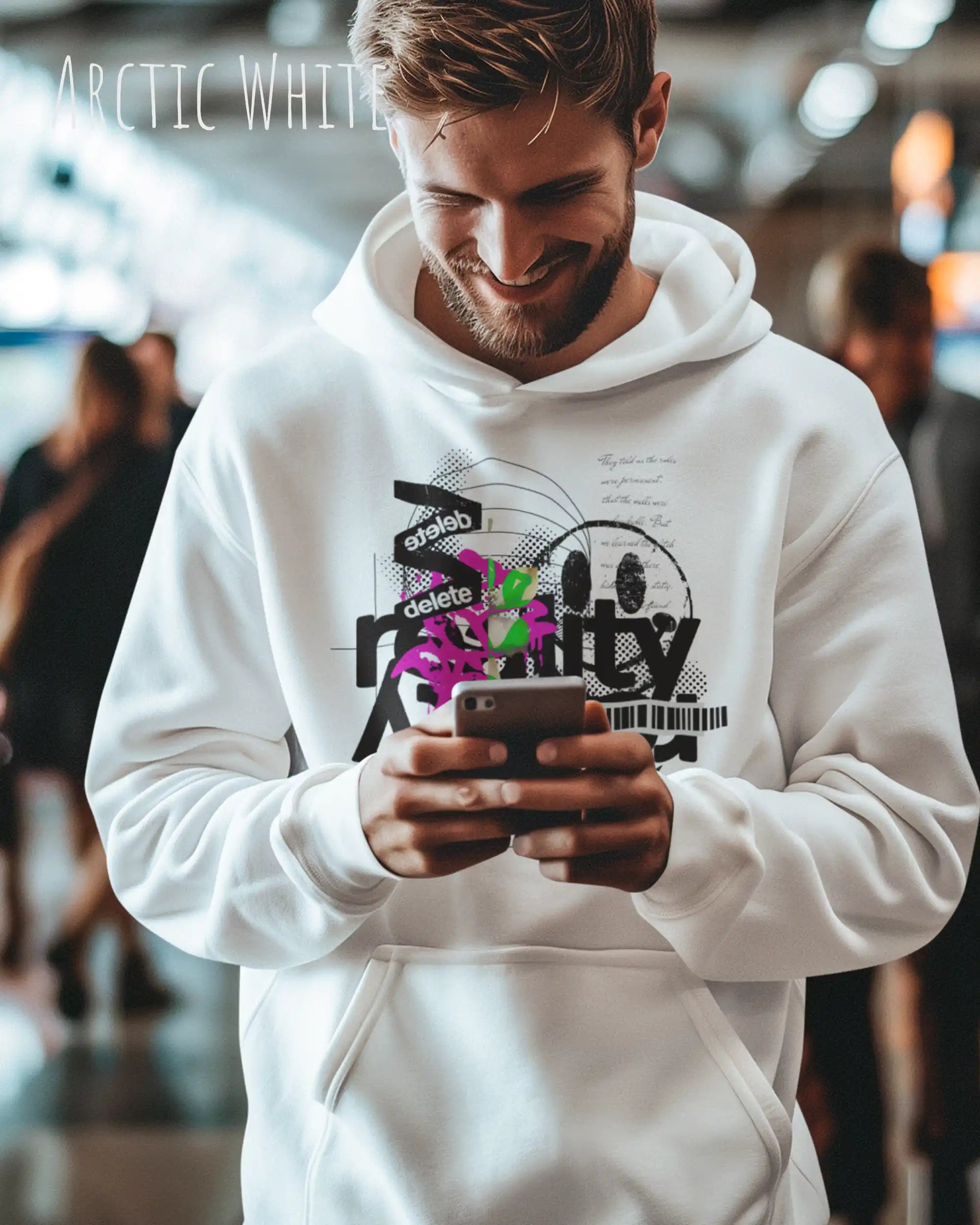 Mann trägt streetwear hoodie im oversize fit in farbe arctic white mit delete reality motiv auf der Brust