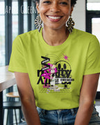 eine frau trägt ein  Design-T-Shirt  mit femininem Schnitt  in der Farbe apple green mit dem Frontprint Artwork Delete Reality.