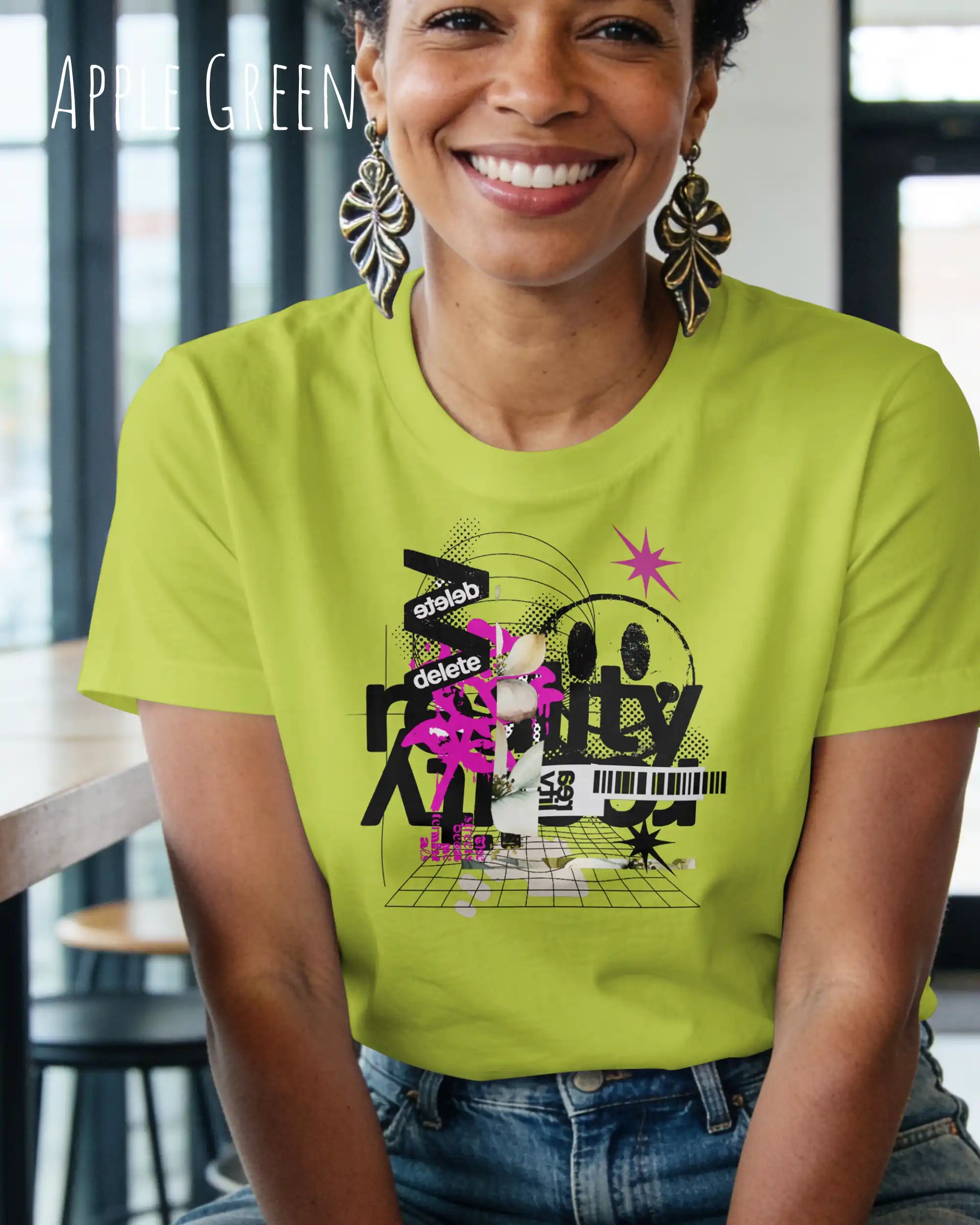 eine frau trägt ein  Design-T-Shirt  mit femininem Schnitt  in der Farbe apple green mit dem Frontprint Artwork Delete Reality.