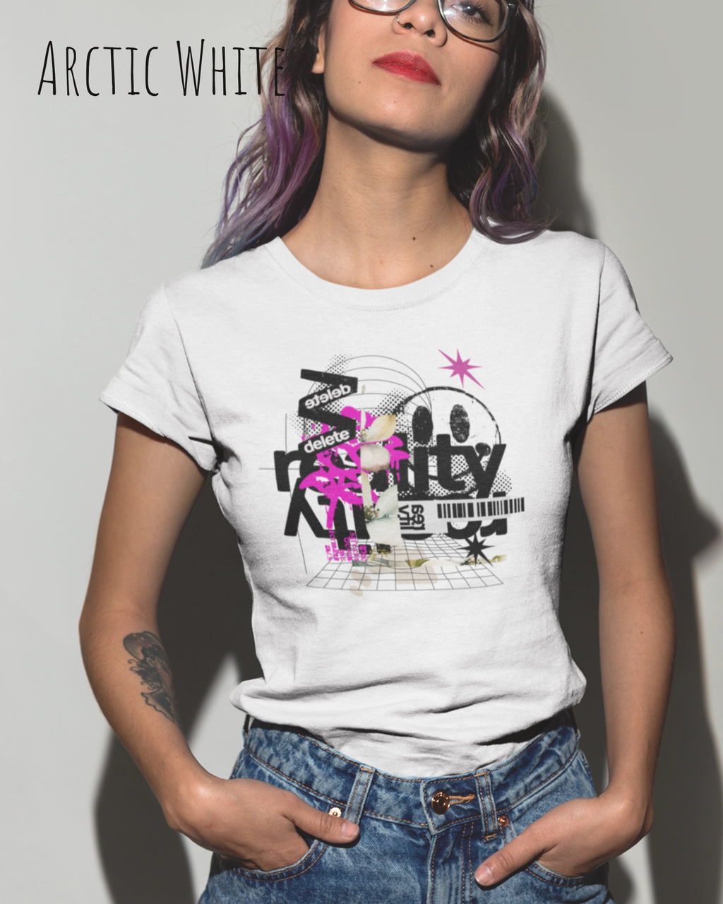 eine frau trägt ein  Design-T-Shirt  mit femininem Schnitt  in der Farbe arctic white mit dem Frontprint Artwork Delete Reality.