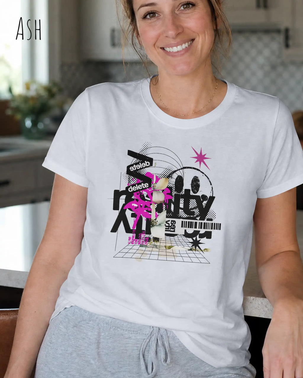 eine frau trägt ein  Design-T-Shirt  mit femininem Schnitt  in der Farbe ash mit dem Frontprint Artwork Delete Reality.