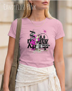 eine frau trägt ein  Design-T-Shirt  mit femininem Schnitt  in der Farbe candyfloss pink mit dem Frontprint Delete Reality.
