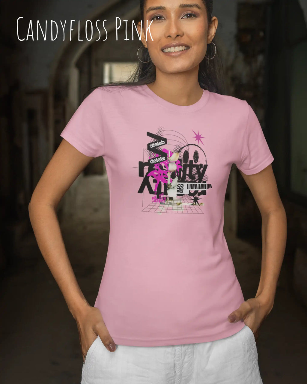 eine frau trägt ein  Design-T-Shirt  mit femininem Schnitt  in der Farbe candyfloss pink  mit dem Artwork Delete Reality.