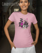 eine frau trägt ein  Design-T-Shirt  mit femininem Schnitt  in der Farbe candyfloss pink  mit dem Artwork Delete Reality.