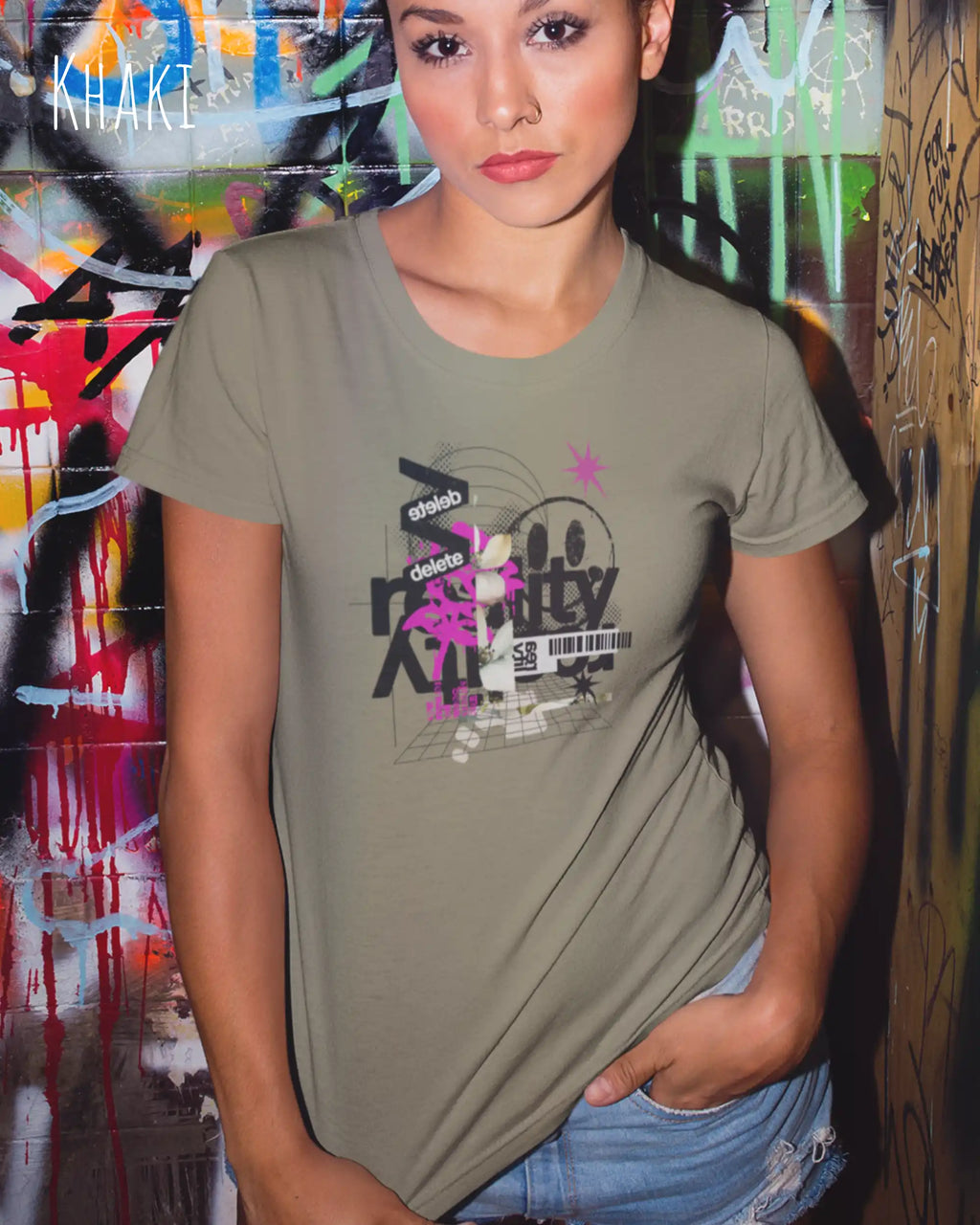 eine frau trägt ein  Design-T-Shirt  mit femininem Schnitt  in der Farbe khaki mit dem Frontprint Artwork Delete Reality.