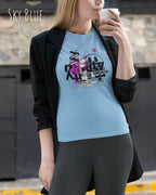 eine frau trägt ein  Design-T-Shirt  mit femininem Schnitt  in der Farbe sky blue mit dem Frontprint Artwork Delete Reality.